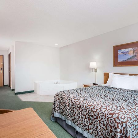 Days Inn By Wyndham Manchester Extérieur photo