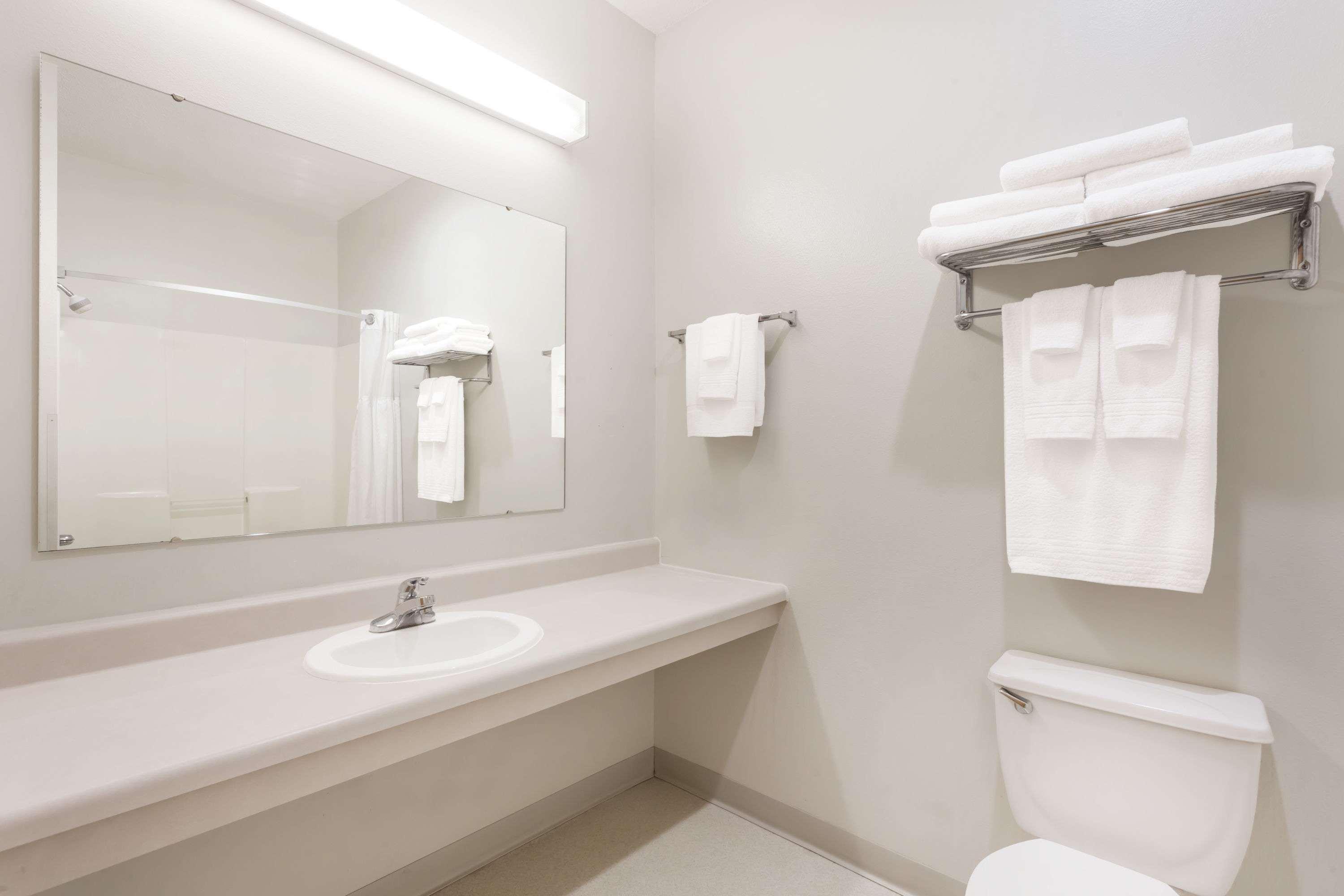 Days Inn By Wyndham Manchester Extérieur photo